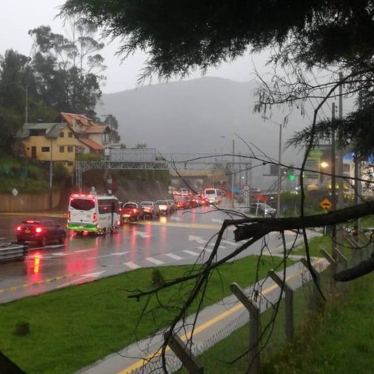 Segundo día de caos en Vía a La Calera: conductores desesperados por trancones