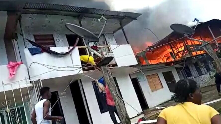 Una de las hipótesis de la emergencia se relaciona con un posible corto circuito en una de las viviendas. Foto: Colprensa