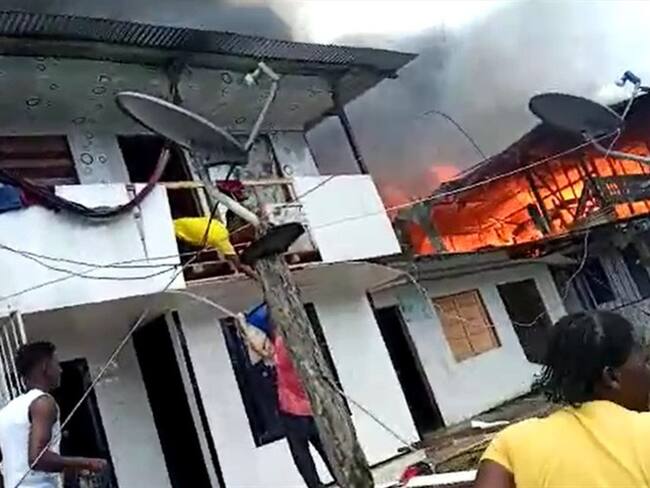 Una de las hipótesis de la emergencia se relaciona con un posible corto circuito en una de las viviendas. Foto: Colprensa