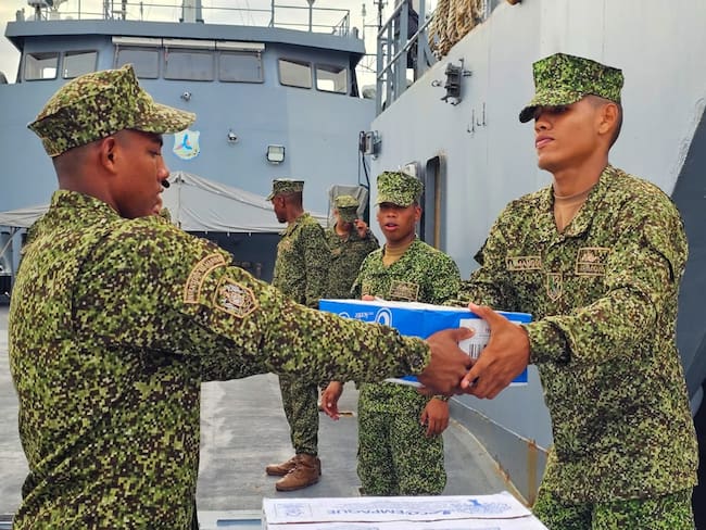 Armada ha entregado 14 toneladas de ayudas humanitarias en Bolívar, Chocó y La Guajira. Foto: Suministrada.