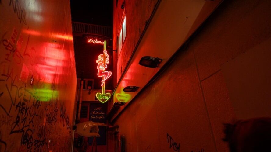 Las autoridades de Ámsterdam dicen que, para mejorar las condiciones de las trabajadoras del sexo, la edil contempla desplazar los famosos escaparates y burdeles a otro barrio de la ciudad, lejos del . Foto: Getty Images