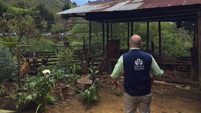 Alrededor de 400 personas, entre las que se encuentran niños, niñas y adultos mayores están confinadas en un salón comunal, según la Defensoría. Foto: Colprensa