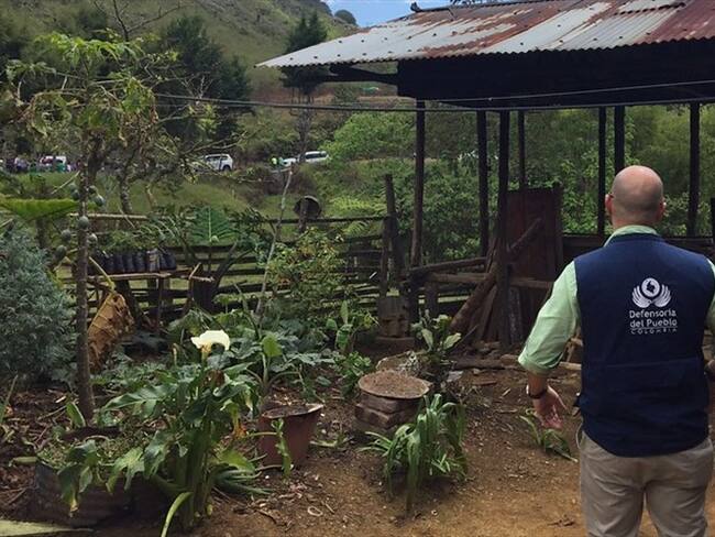 Alrededor de 400 personas, entre las que se encuentran niños, niñas y adultos mayores están confinadas en un salón comunal, según la Defensoría. Foto: Colprensa