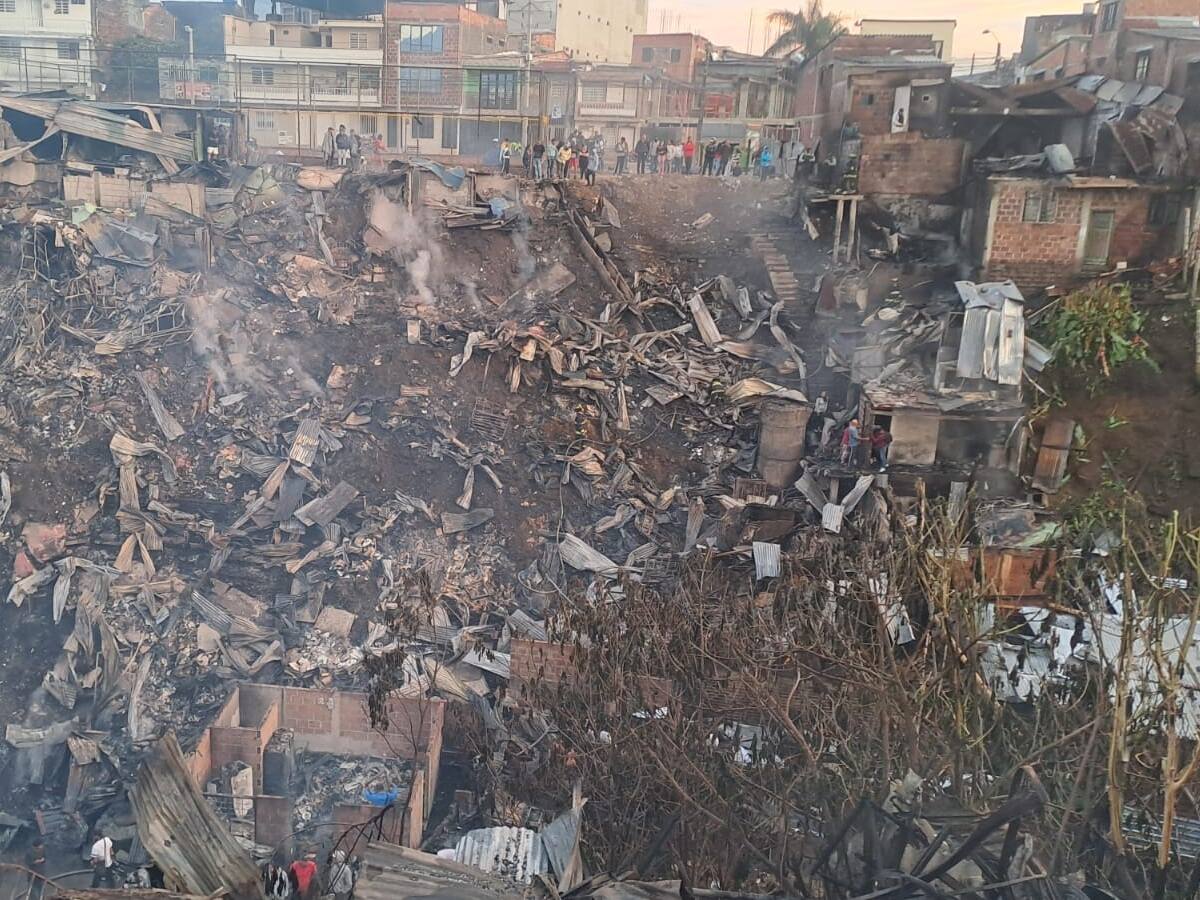 Voraz incendio consumió decenas de viviendas en Armenia