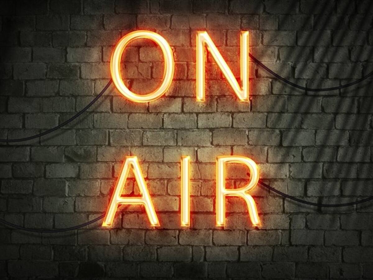 La versión en inglés de la famosa canción ‘Hacer el amor con otro’ en Repeat After Ibarra