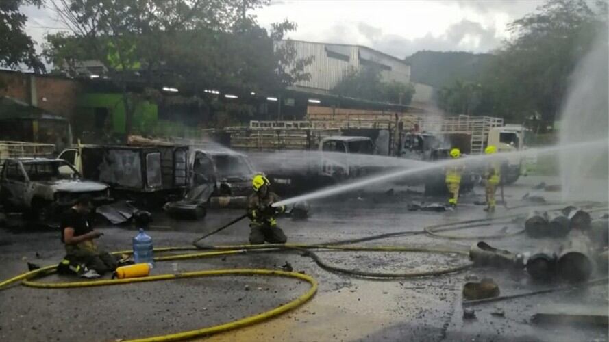Controlado en un 90% incendio en zona industrial de Chimitá, Girón. Foto: Bomberos
