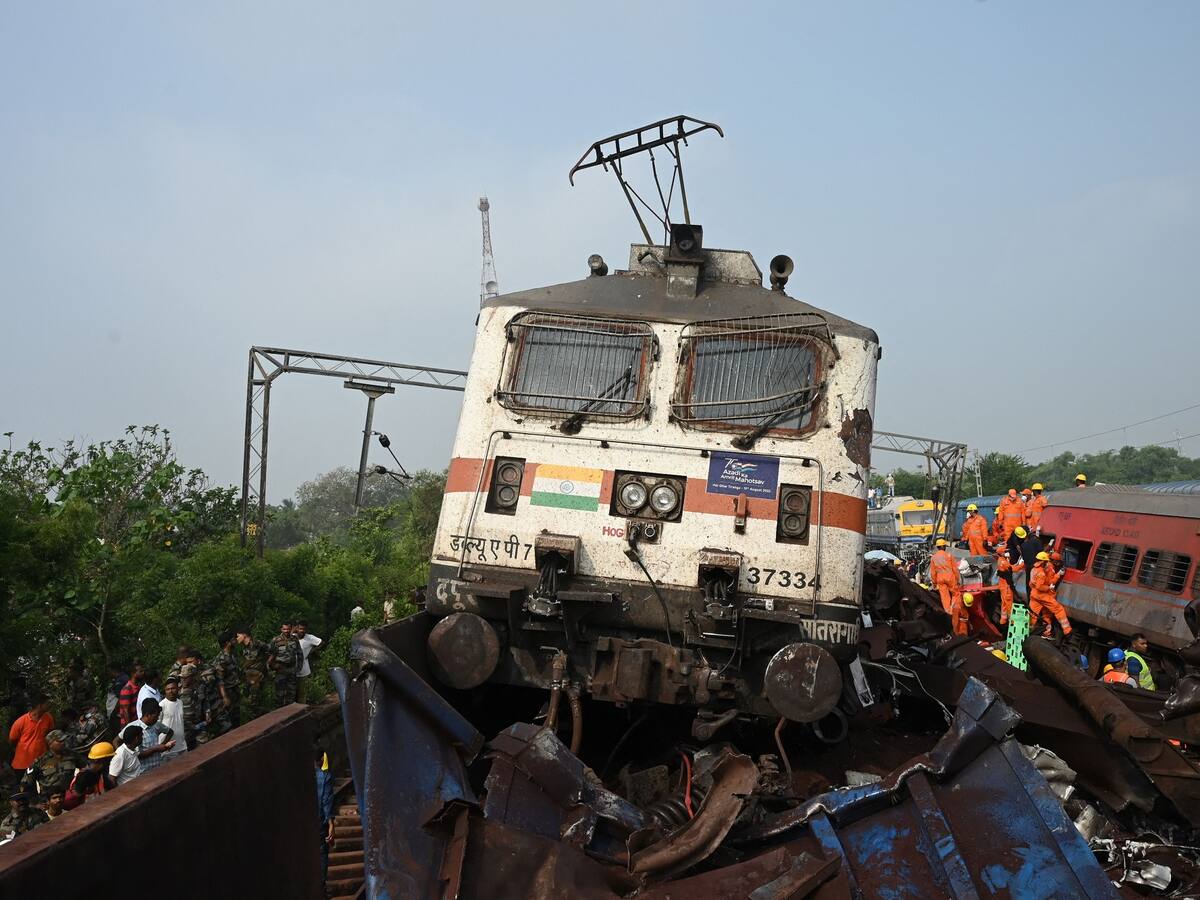 “Autoridades no hicieron nada”: rescatista en la tragedia por choque de trenes en India