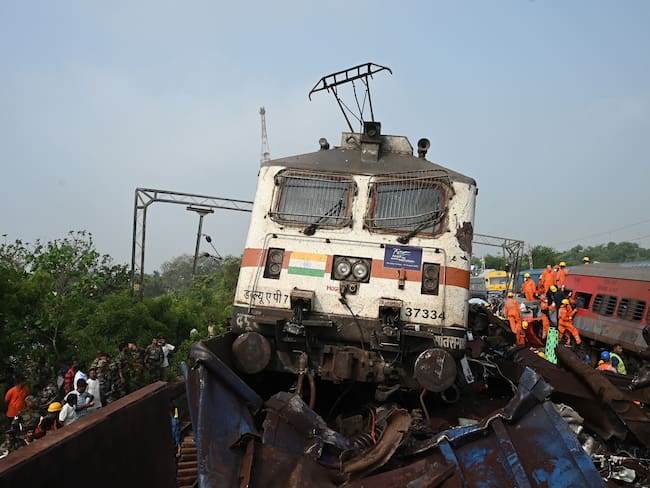 “Autoridades no hicieron nada”: rescatista en la tragedia por choque de trenes en India