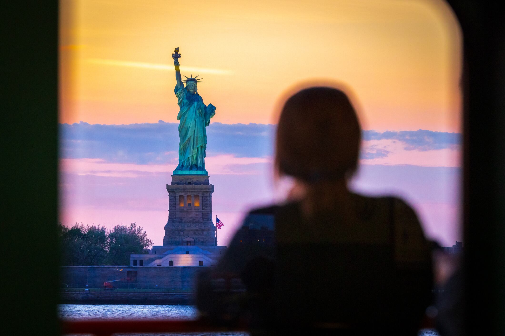 Mujer viendo la Estatua de la Libertad (Getty Images)