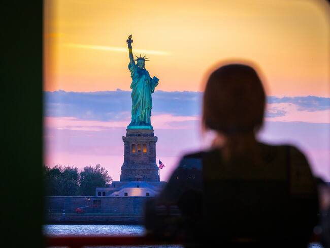 Mujer viendo la Estatua de la Libertad (Getty Images)