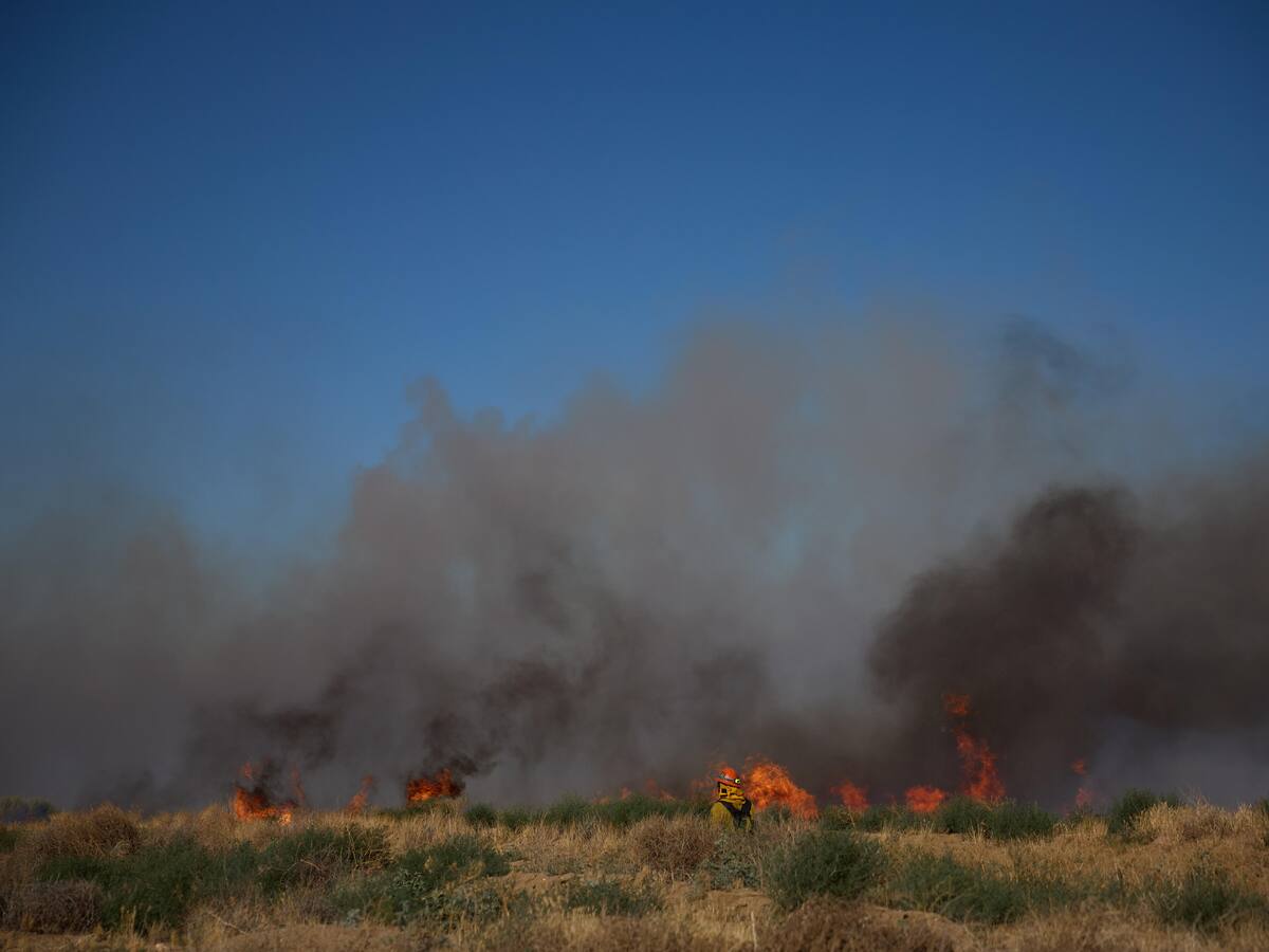 Fuertes vientos avivan los incendios forestales activos en el sur de California