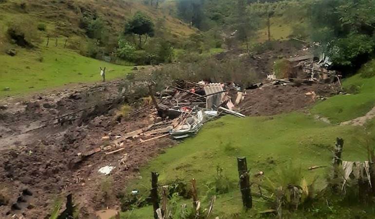 La avalancha se llevó al menos una casa, siete puentes y una persona se encuentra desaparecida. Crédito: Cric.