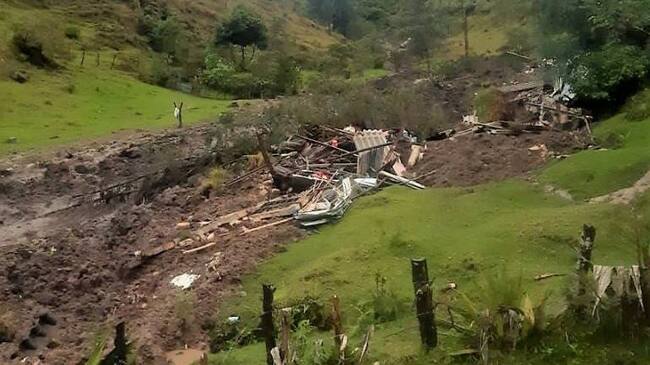La avalancha se llevó al menos una casa, siete puentes y una persona se encuentra desaparecida. Crédito: Cric.