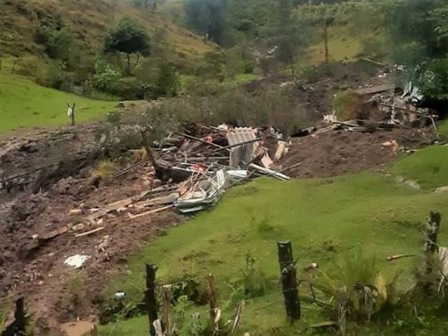 La avalancha se llevó al menos una casa, siete puentes y una persona se encuentra desaparecida. Crédito: Cric.