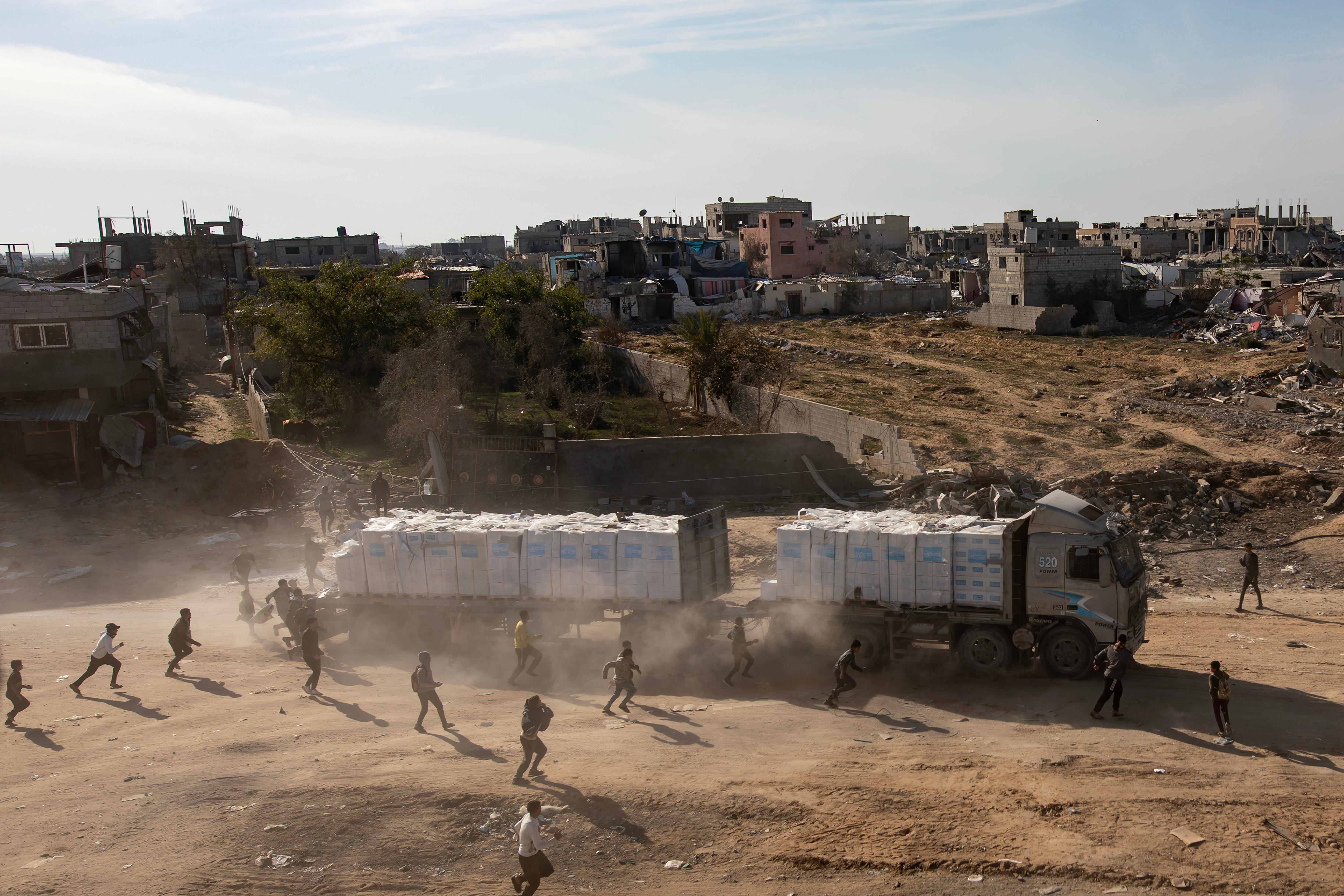 Camíon de ayuda en Gaza en medio del alto el fuego. FOTO: EFE/ Haitham Imad
