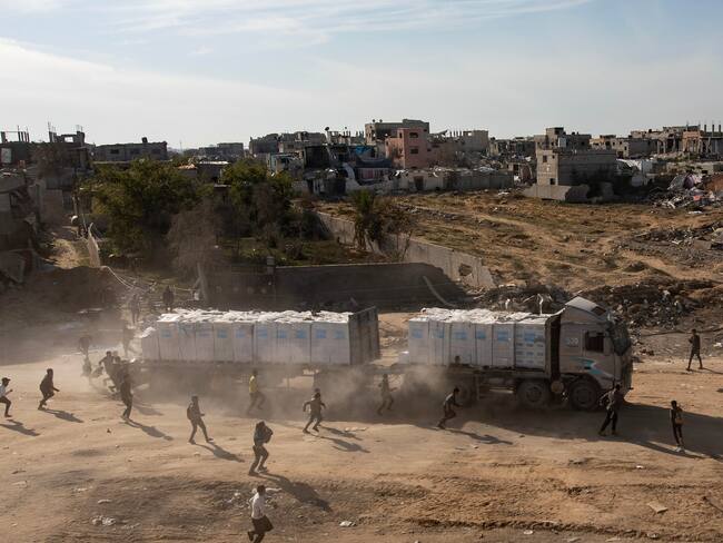 Camíon de ayuda en Gaza en medio del alto el fuego. FOTO: EFE/ Haitham Imad