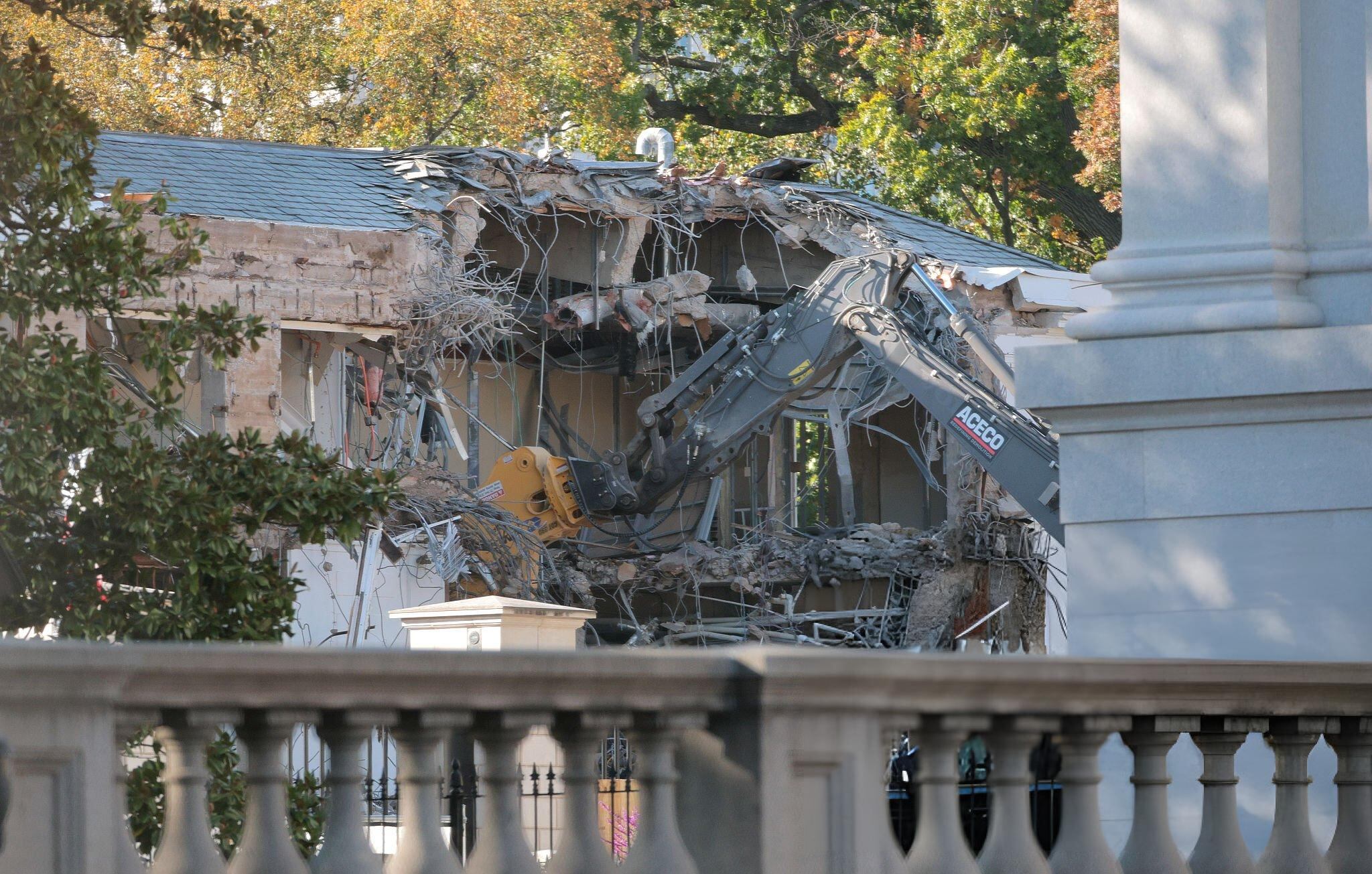 Obreros demuelen la fachada del Ala Este de la Casa Blanca el 20 de octubre de 2025 en Washington, D. C. FOTO: Kevin Dietsch/Getty Images