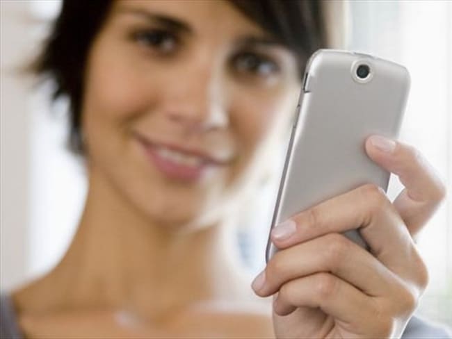 Para que un celular funcione correctamente es importante darle un uso adecuado. Con estos sencillos trucos lograrás que te dure por más tiempo. Foto: THINKSTOCK / BBC MUNDO.