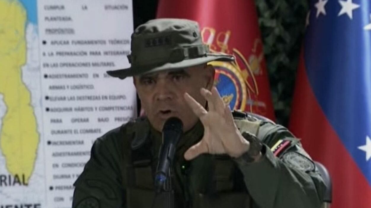 Vladimir Padrino López, Ministro de Defensa de Venezuela, denunció que Estados Unidos realiza vuelos de “inteligencia” contra Venezuela. EFE/ Venezolana de Televisión (VTV).