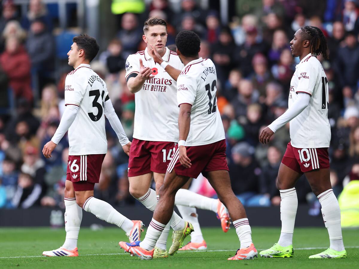 Arsenal afianzó su liderato con una victoria 2-0 sobre el Burnley