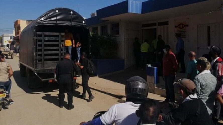 Tele Montes de María, un canal de El Carmen, indicó que los cadáveres fueron llevados en helicópteros desde la Alta Montaña hasta El Carmen de Bolívar. Foto: Tomada de Tele Montes de María