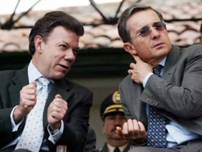 El presidente Santos y el expresidente Uribe protagonizan la última encuesta de La W, El Tiempo y Datexco. Foto: Archivo