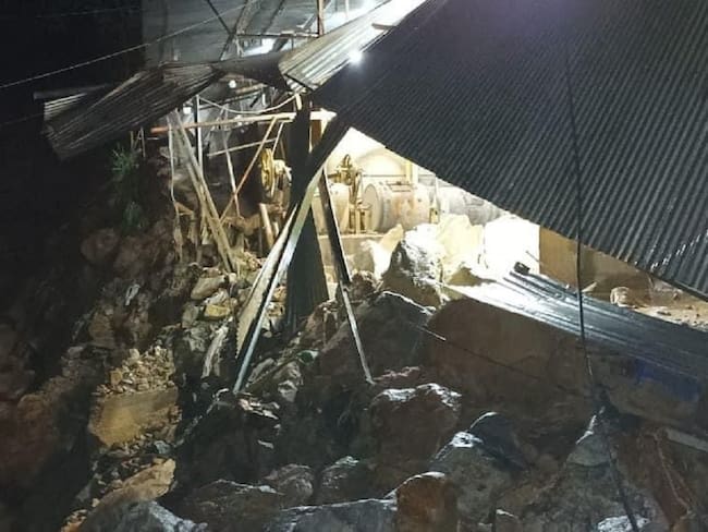 Una persona muerta y dos más heridas dejó el colapso de una casa en Marmato / Foto: Bomberos Marmato, Caldas.