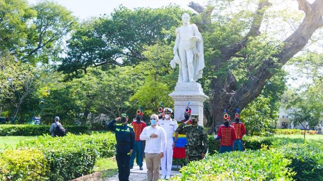Presidente Duque entregó ofrenda floral al Libertador en Santa Marta. Foto: Presidencia