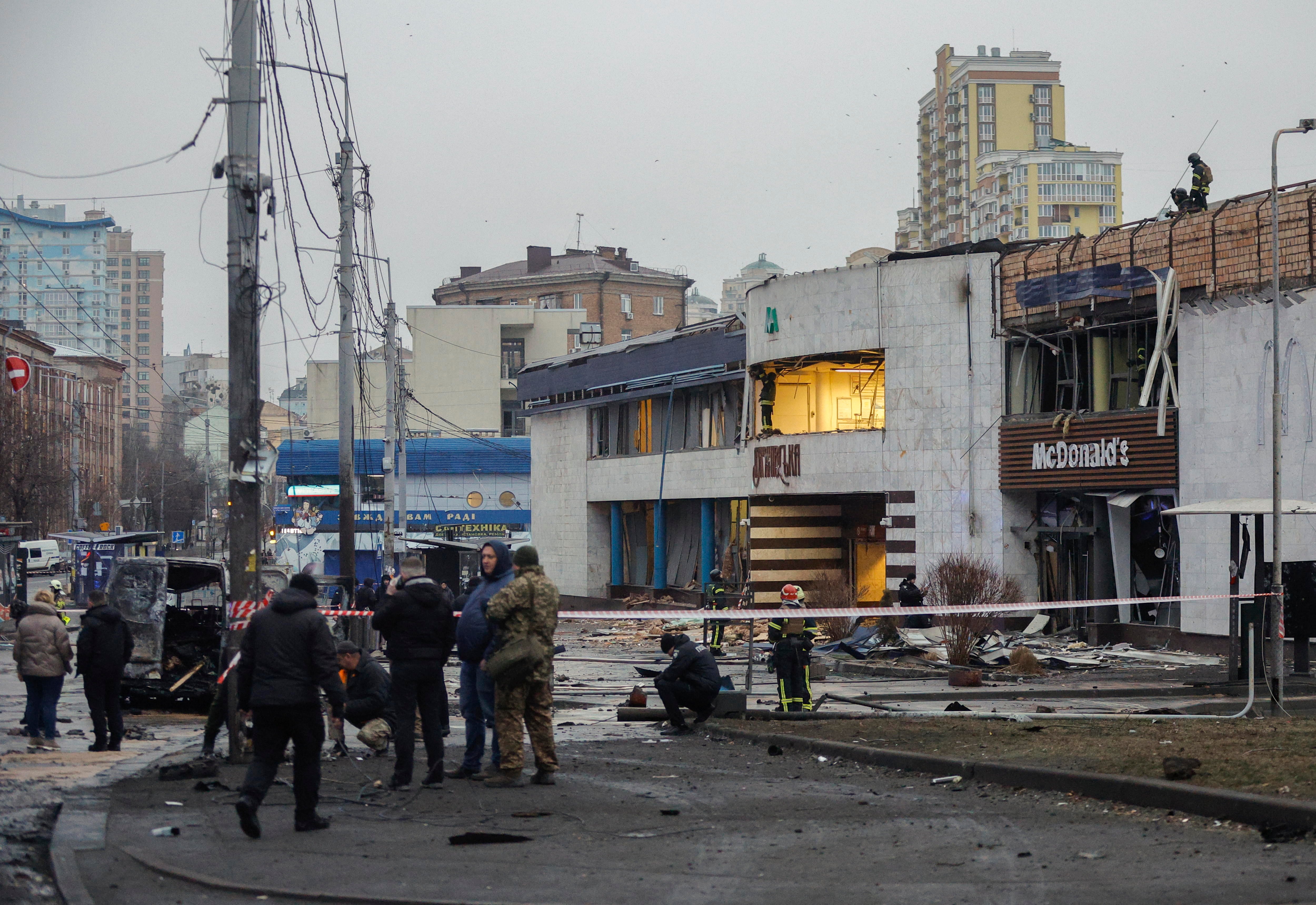 Kiev (Ucrania), 18/01/2025.- Socorristas y policías trabajan en el lugar de un ataque con misiles en medio de la invasión rusa.