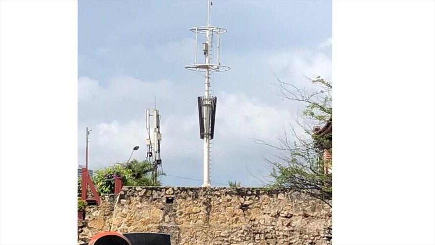Fueron instaldas dos antenas cerca de las murallas del Centro Histórico. La instlación de una más, en la calle del Arsenal, fue suspendida. Foto: Cortesía
