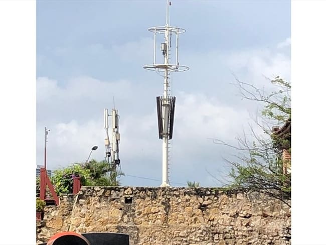 Fueron instaldas dos antenas cerca de las murallas del Centro Histórico. La instlación de una más, en la calle del Arsenal, fue suspendida. Foto: Cortesía