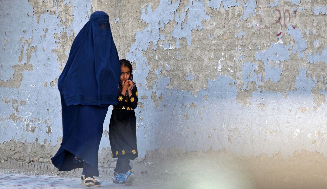 Mujer utilizando burka en Afganistán. Foto: Getty Images.