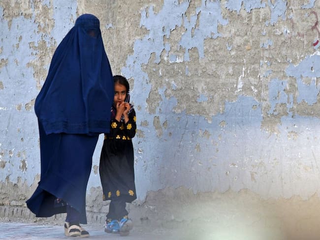 Mujer utilizando burka en Afganistán. Foto: Getty Images.