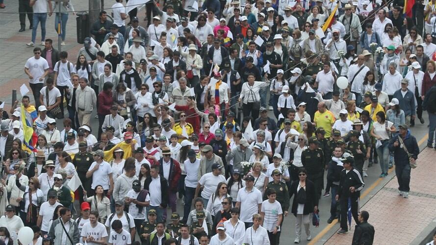 Hay quienes además de flores blancas y globos del mismo color optaron por colocarse, a modo de capa, el tricolor nacional. Foto: Agencia EFE