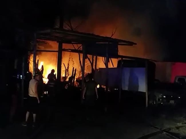 El canino que estaba en el parqueadero atacó a los habitantes del sector que intentaron apagar el incendio. Foto: Imagen tomada del video/ Cortesía Bomberos de Yumbo.