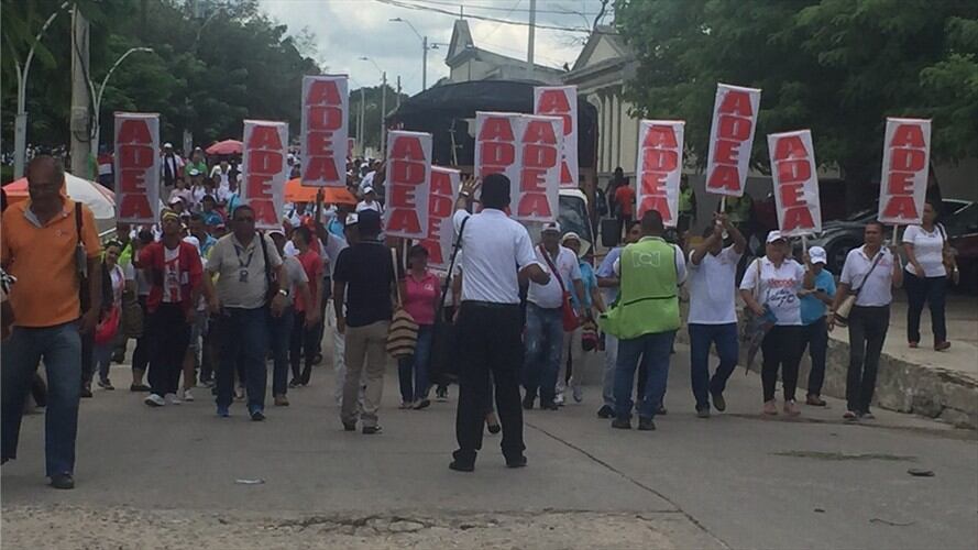 Los profesores también reclaman el cumplimiento de los compromisos del Gobierno Nacional con la Federación Colombiana de Trabajadores de la Educación (Fecode). Foto: Silvana Salas (W Radio)