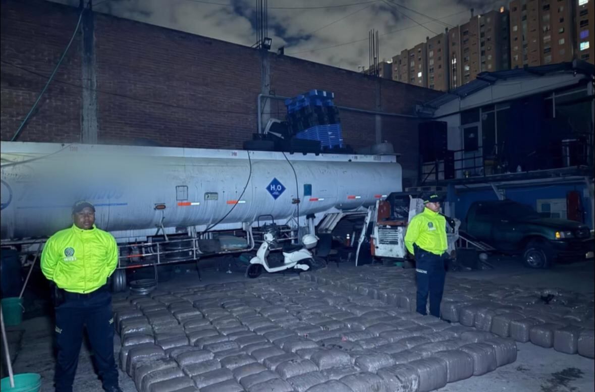 Incautan cerca de dos toneladas de marihuana ocultas en tractocamión que ingresó a Bogotá. Foto: suministrada.