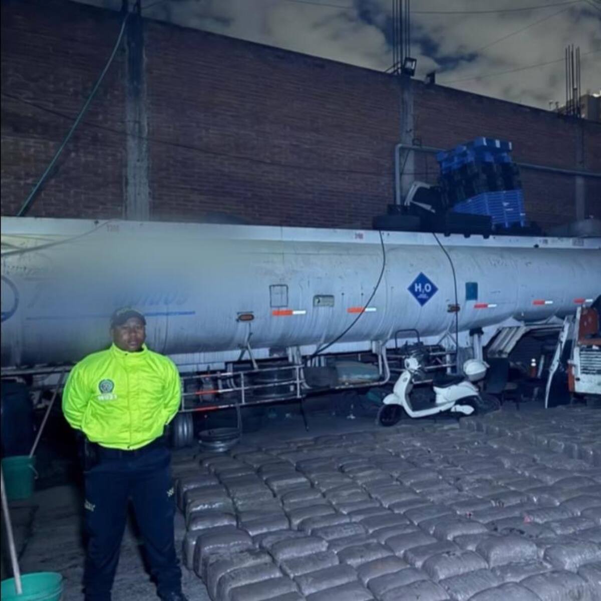 Incautan cerca de dos toneladas de marihuana ocultas en tractocamión que ingresó a Bogotá