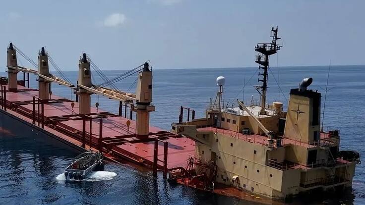 Red Sea (-), 27/02/2024.- A handout photo made available by Yemeni Al-Joumhouriya TV shows the British-registered cargo vessel, Rubymar, sinking after being damaged in a missile attack by the Houthis in the Red Sea off the coast of Yemen, 26 February 2024 (issued 27 February 2024). The Saudi-backed government of Yemen has asked the United Nations for urgent help to avoid an environmental disaster due to the danger of a spill from Rubymar&#039;Äôs cargo of fertilizer, after it was hit a week ago in a missile strike by Yemen&#039;Äôs Houthis while sailing through the tense waters of the Red Sea. The US-led coalition continues to strike Houthi targets in Yemen as it seeks to degrade the Houthis&#039; abilities to attack commercial shipping vessels amid high tensions in the Middle East. In light of increased maritime security threats, the US designation of the Houthis as a &#039;Specially Designated Global Terrorist Group&#039; went into effect on 16 February. (Terrorista) EFE/EPA/Yemeni Al-Joumhouriya TV HANDOUT HANDOUT EDITORIAL USE ONLY/NO SALES HANDOUT EDITORIAL USE ONLY/NO SALES