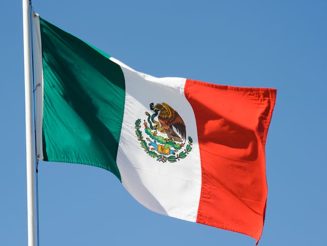 Bandera de México. Foto: YangYin/Getty Images.