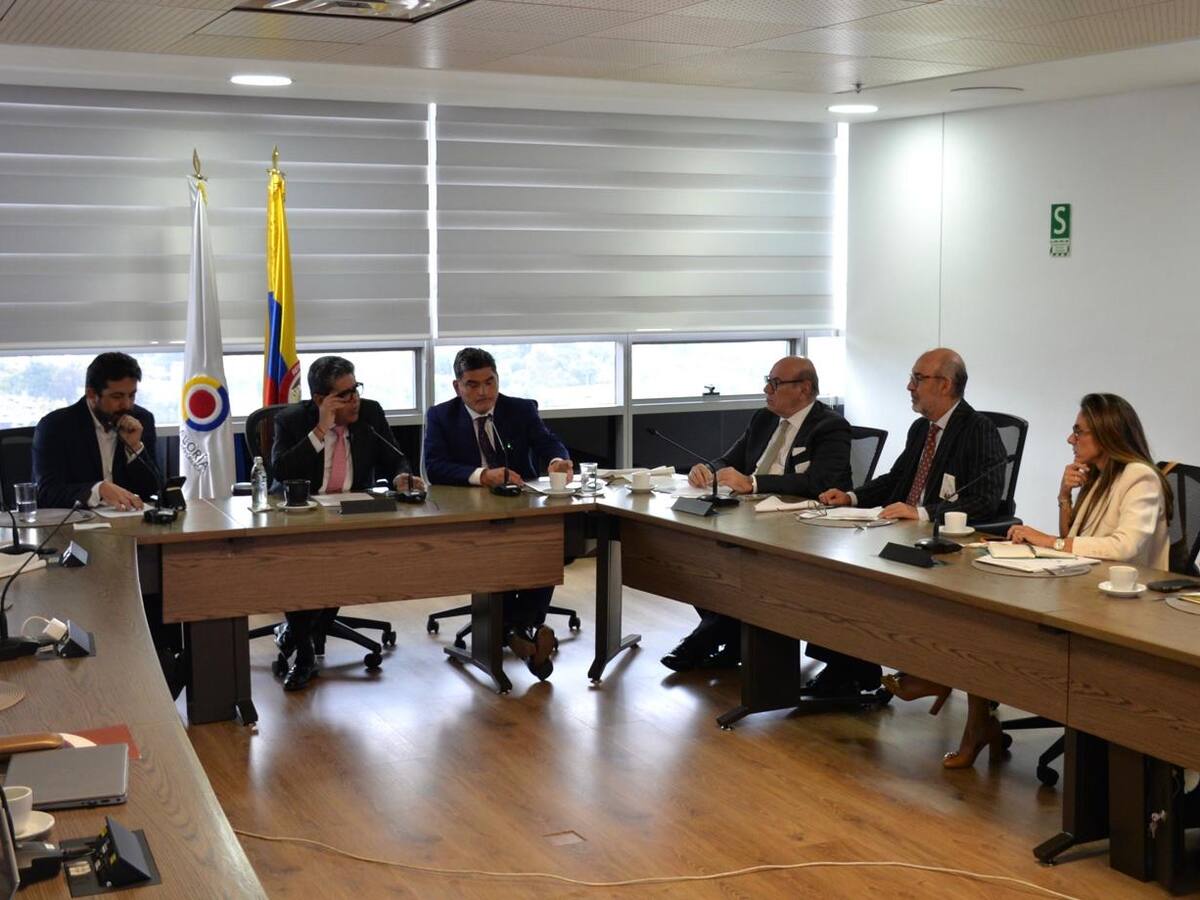 Contraloría se reúne con Gobierno y gremios energéticos para pedir salida de crisis y evitar apagón