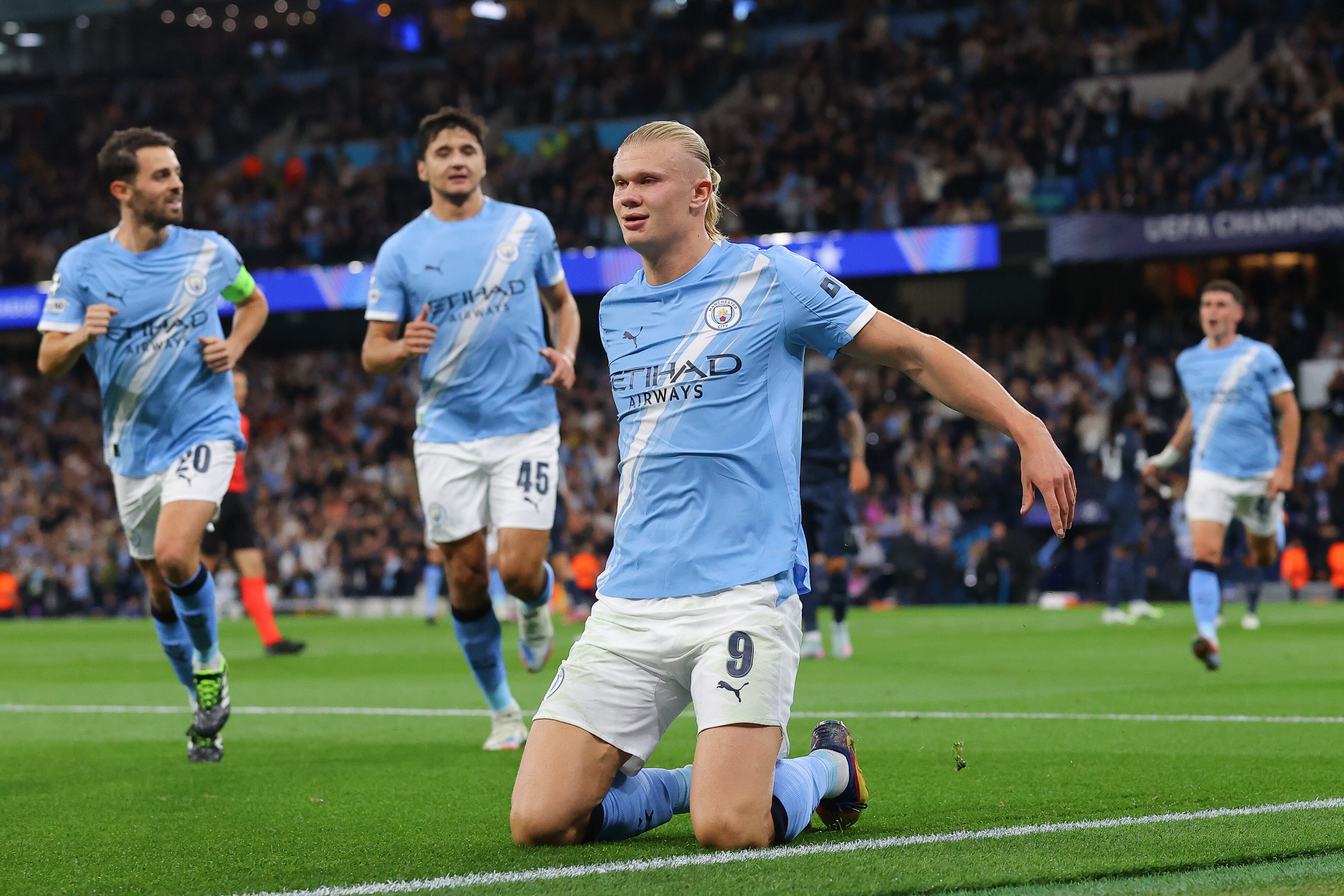 Erling Braut Haaland, del Manchester City, celebra tras marcar el primer gol de su equipo ante el Napoli en Mánchester, Inglaterra. (Foto de James Gill - Danehouse/Getty Images)