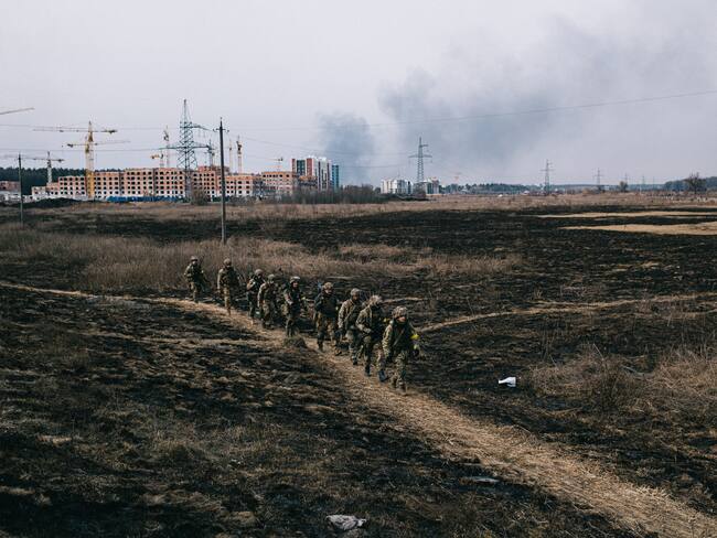 Soldados ucranianos regresan tras una batalla en la ciudad de Irpín. Crédito foto: Maxim Dondyuk