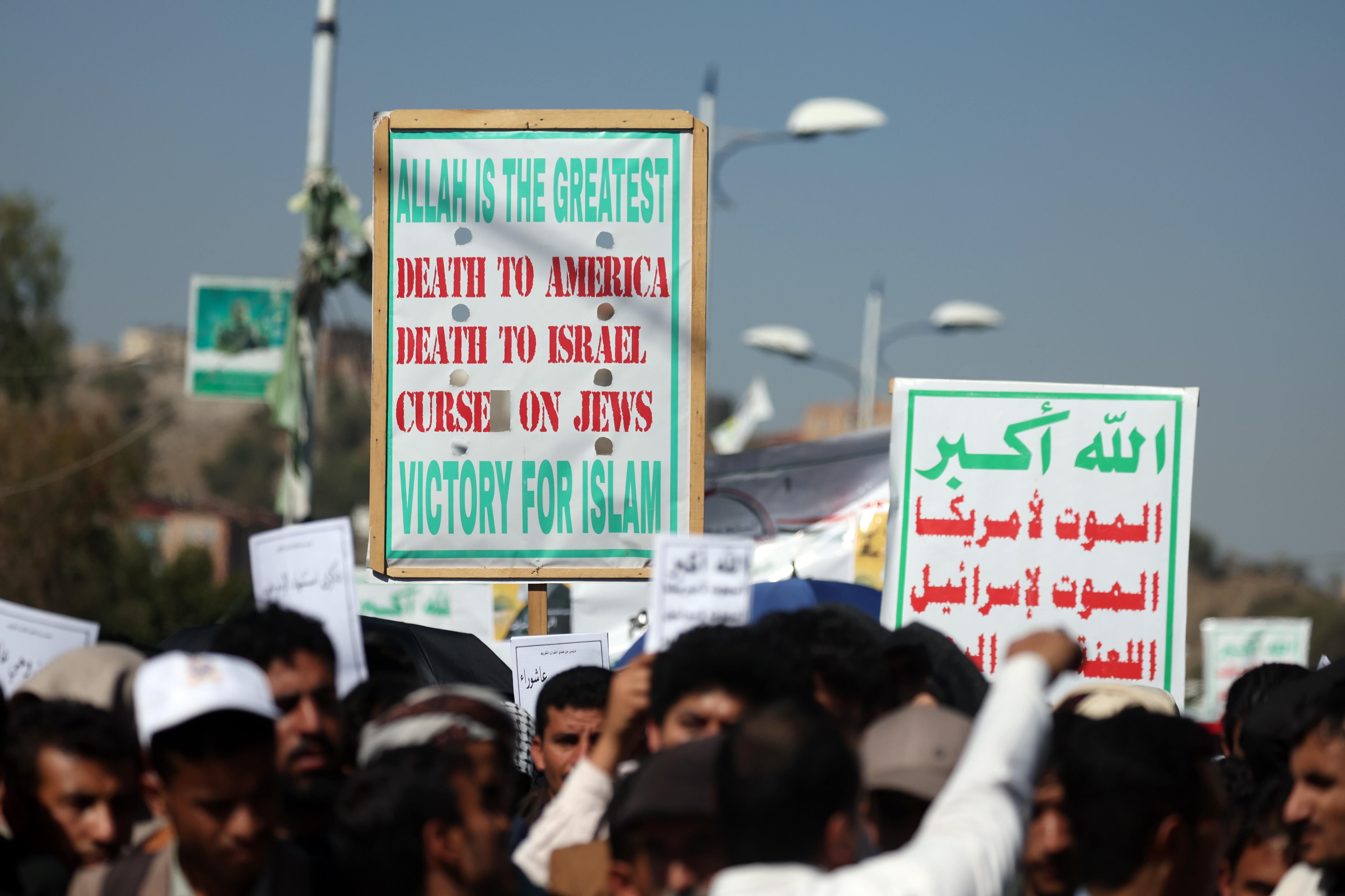 Saná (Yemen), 01/01/2025.- Varias personas sostienen pancartas durante una concentración en solidaridad con el pueblo palestino. EFE/EPA/YAHYA ARHAB