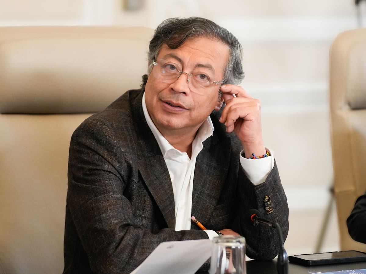 Al Oído | Petro, ni es líder afuera ni gobierna adentro; el Cauca y más regiones siguen ‘ardiendo’