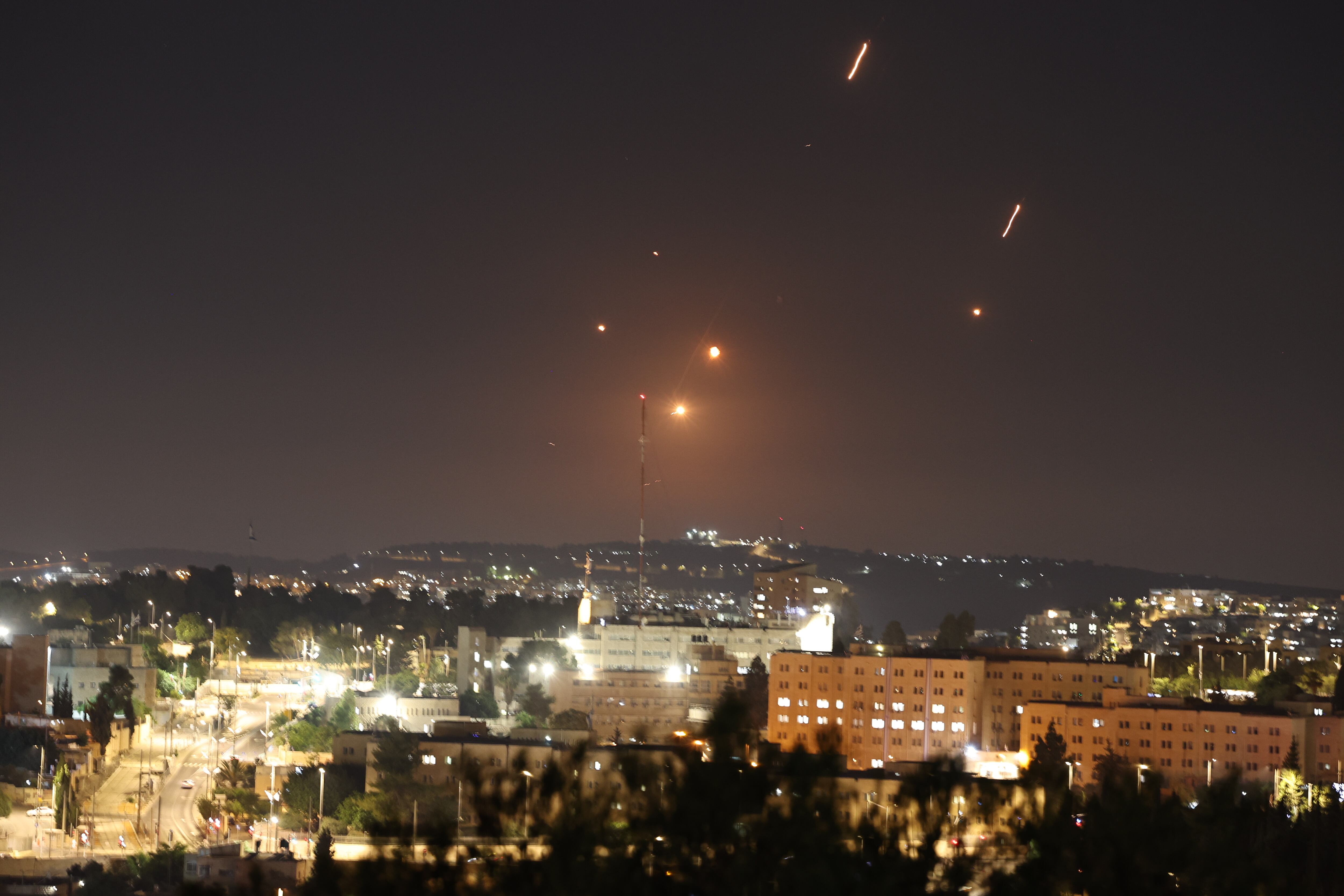 Misiles lanzados desde Irán son vistos en Jerusalem. FOTO: EFE/EPA/ATEF SAFADI