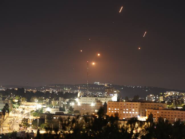 Misiles lanzados desde Irán son vistos en Jerusalem. FOTO: EFE/EPA/ATEF SAFADI
