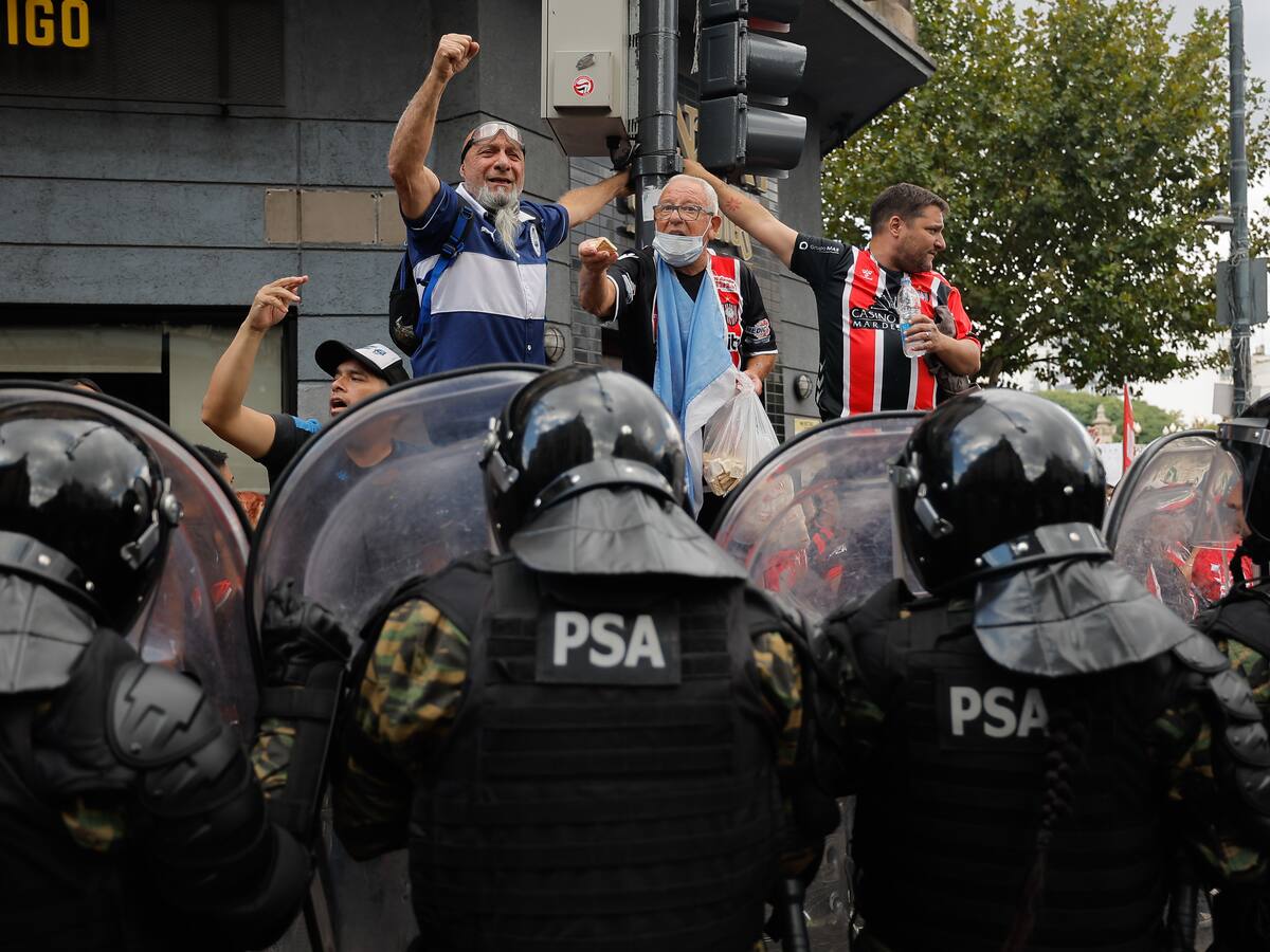 El Gobierno de Javier Milei impulsa una ley para combatir a las ‘barrabravas’ del fútbol