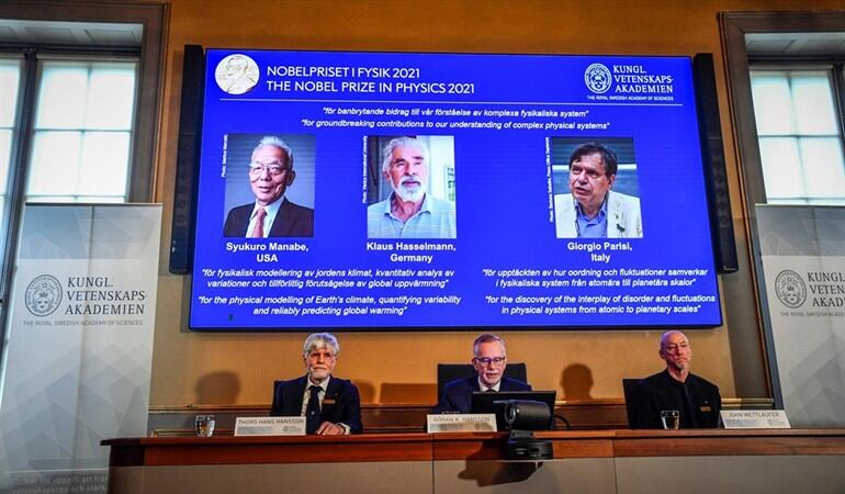 Los científicos Syukuro Manabe, Klaus Hasselmann y Giorgio Parisi fueron distinguidos hoy con el Premio Nobel de Física 2021. Foto: Getty Images / PONTUS LUNDAHL