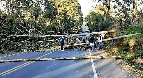 El bloqueo no permite el acceso a cuatro municipios más, sin embargo hay paso para las misiones médicas. Crédito: EL Portal Noticias.